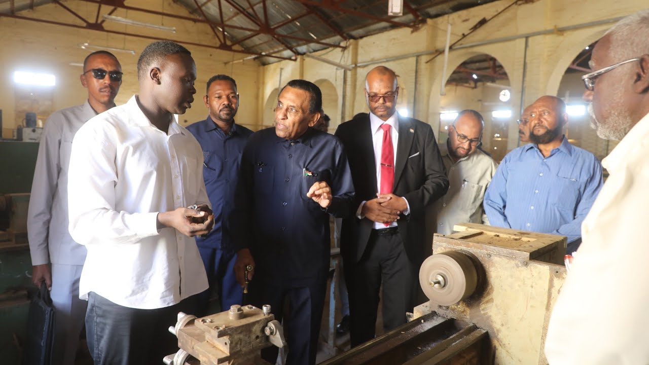 رئيس الوزراء يوجه بإنشاء (٢٠) مدرسة صناعية فنية وتعمم لتغطي كافة ولايات البلاد 