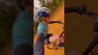 Aline Mariga mostra como percorre as trilhas. moda tendencias look ciclismofeminino cycling