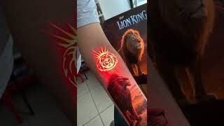 BRAÇO FECHADO DE REI LEÃO COM NEON VERMELHO REALISTA! #TattooPack #DigitalIllustration
