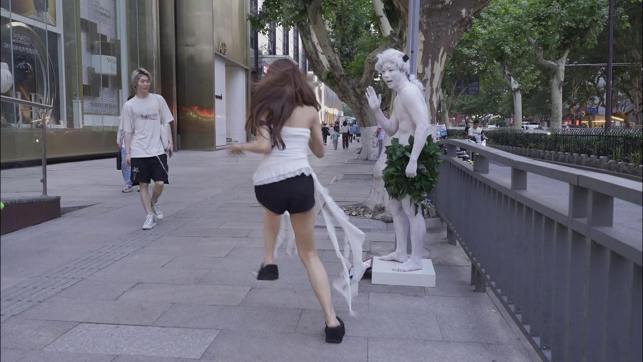 【273】人体雕塑恶作剧：大姐姐说要掀掉我的树叶裙.Funny human sculpture prank in China YouTube