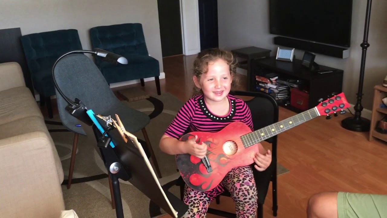 Miss Koshka is taking Guitar lessons- first guitar class! Как научиться играть на гитаре