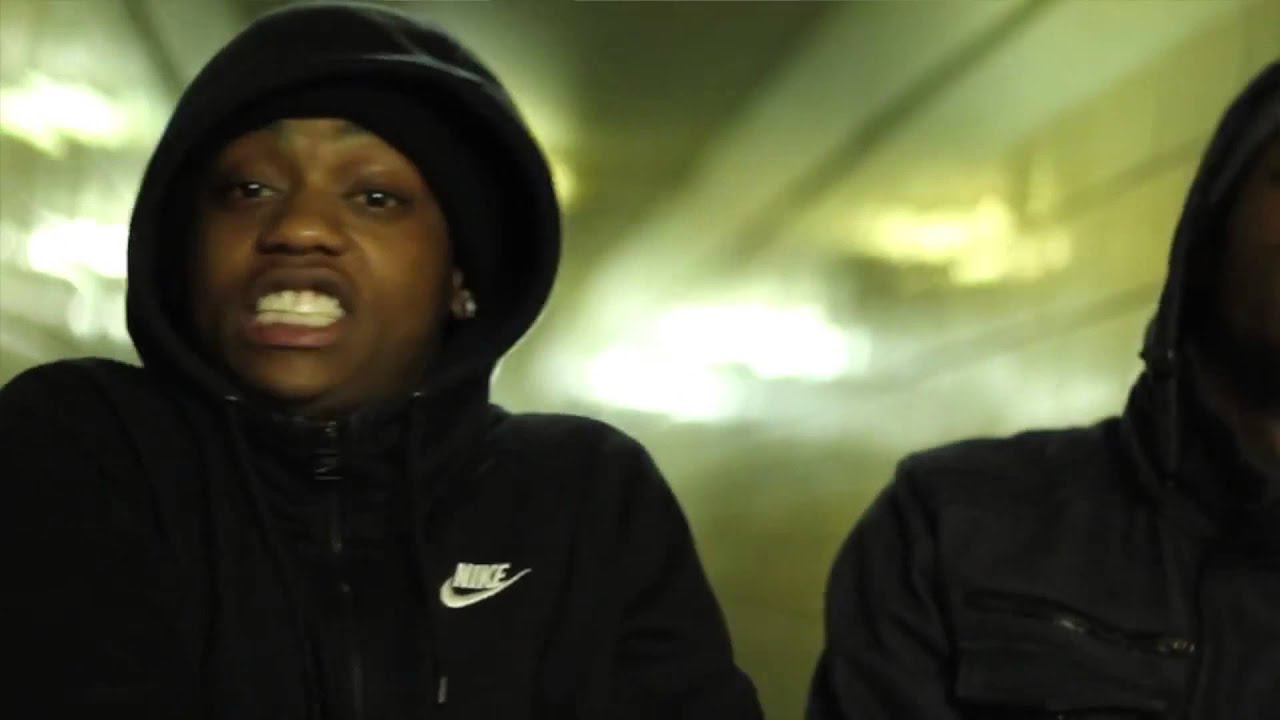Paparazzi Pone Ft. Gat Murdah & Mealz Muney - Smoke Screen/AK Clip (2015 Official Music Video) auf YouTube ansehen Paparazzi Pone Ft. Gat Murdah & Mealz Muney - Smoke Screen/AK Clip (2015 Official Music Video) auf YouTube ansehen