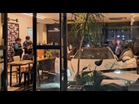 포르쉐, 카페 내부로 돌진…&amp;quot;급발진&amp;quot; 진술 / 연합뉴스TV (YonhapnewsTV)