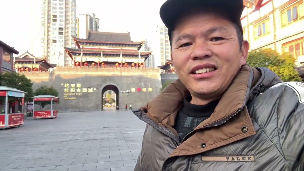 天寒地凍，跟小狗一起睡床車上，車子結冰了。仿古古城空蕩蕩