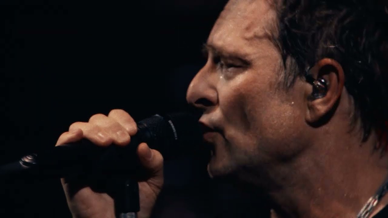 Image du nouveau clip de David Hallyday pour “Tu ne m’as pas laissé le temps” : le chanteur apparaît dans une mise en scène sobre et émotive, entre ombres et lumières, évoquant le passage du temps et le souvenir. Ce visuel illustre la profondeur du morceau et la continuité artistique entre le David Hallyday des années 1990 et celui d’aujourd’hui.