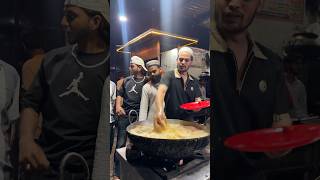 Ali Ali kholte tel Mai haat daal ker #food #streetfood #viralvideo #foodie