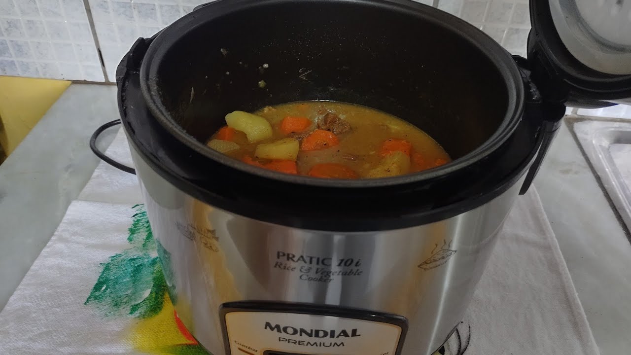 Carne de panela na panela elétrica de arroz.