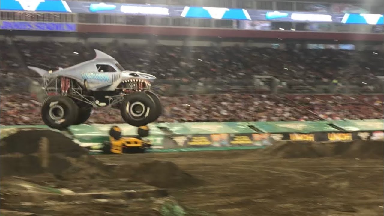 Monster Jam - Megalodon (Cory Rummell) Freestyle - Tampa 2020 (Show 1 ...
