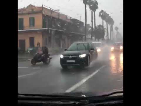 Video Maltempo in Italia, violentissimo temporale si abbatte sulla città: Grandine e nubifragi