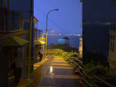 Istanbul in the Rain: A Romantic City Walk with Vibes