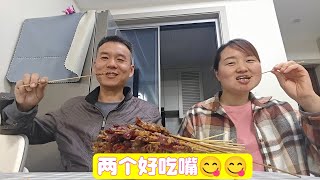 为了五一能出游，今晚加班，半夜和老婆吃70串烤串，两个好吃嘴