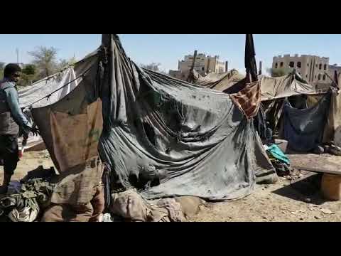 محمد الداهية مع نازحي الحديدة في منطقة شملان بصنعاء