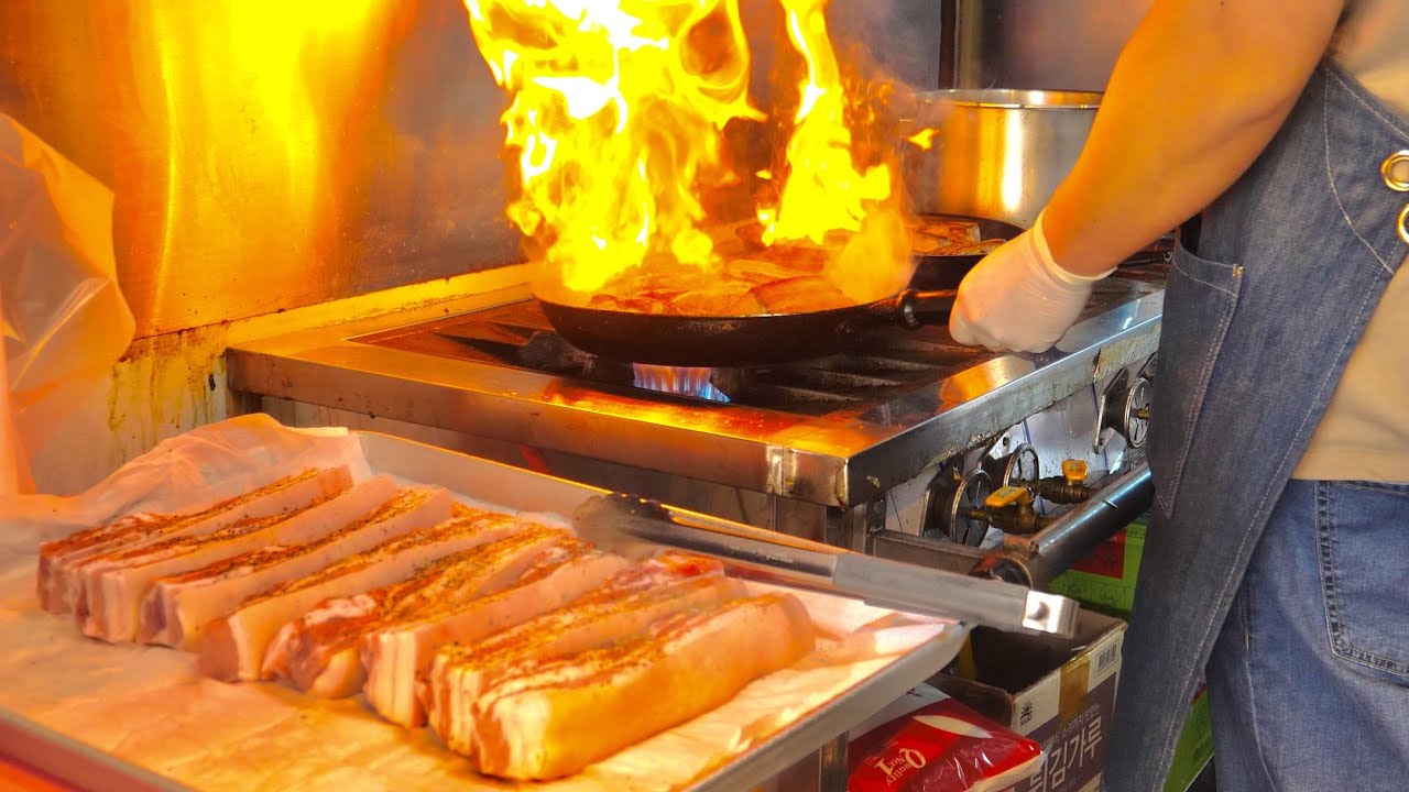 хрустящее снаружи и сочное внутри блюдо из свиной грудинки - корейская уличная еда