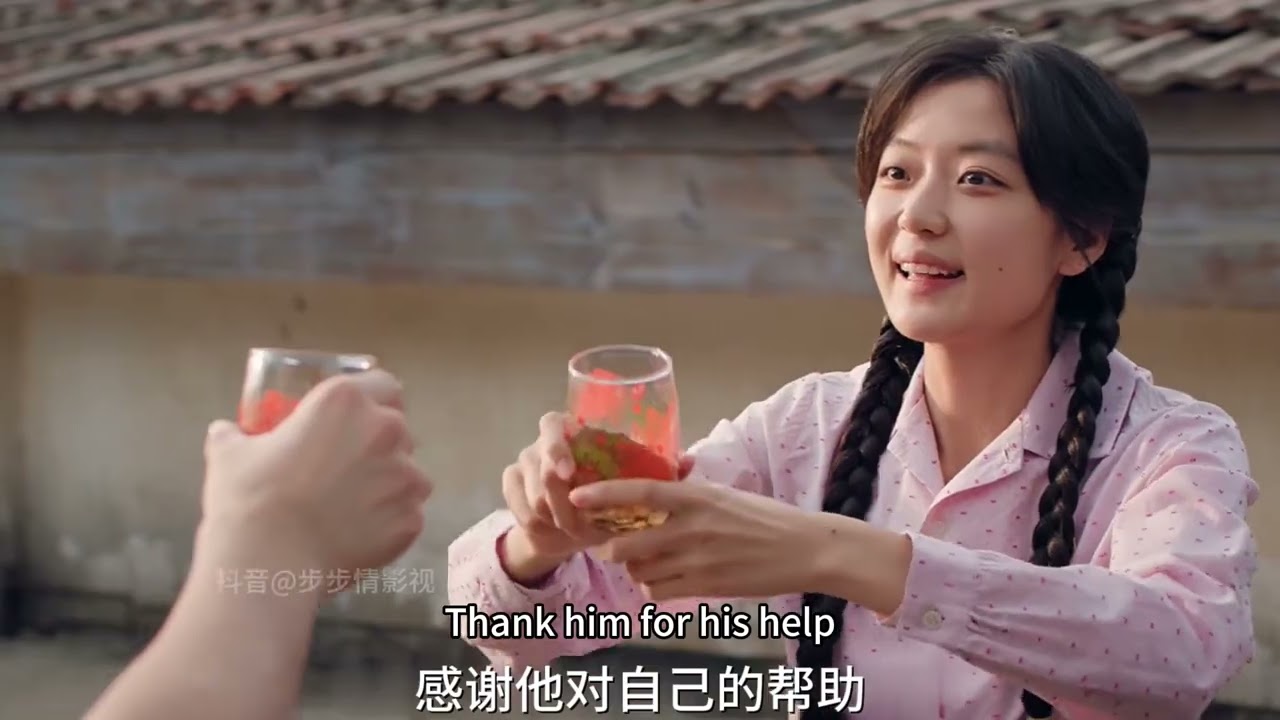 纯真年代的爱情：方穆静和瞿桦这对夫妻的关系终于开始破冰，女人和丈夫刚被叫回家里吃饭，不料一进门父亲就猛拍桌子，男人满脸兴奋地赶回家里，只为第一时间告知妻子获奖的喜讯