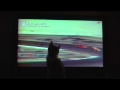 Gattino tenta di afferrare immagini tv
