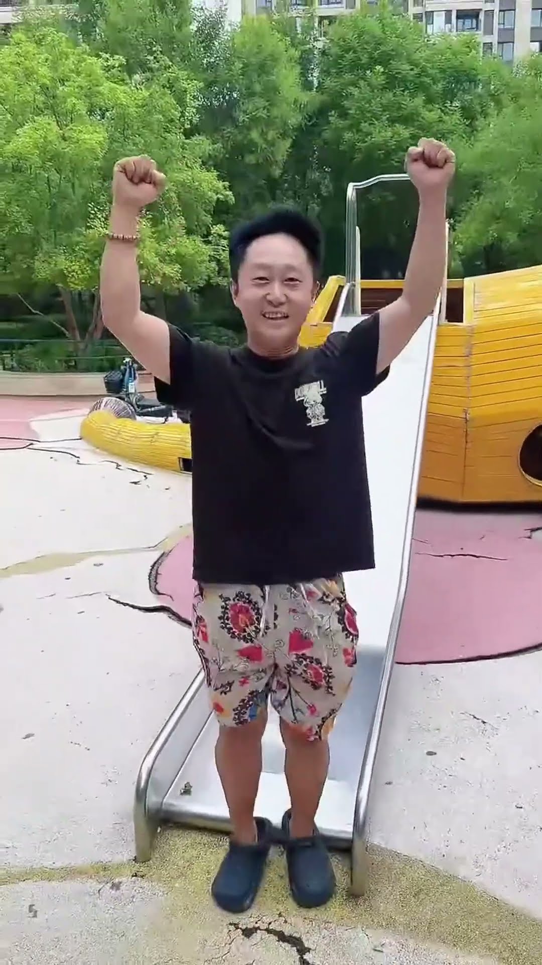 Dad took the baby in a fancy way to exercise his son's courage!# Cute baby#Cute# goofy Xiaomi Bao#