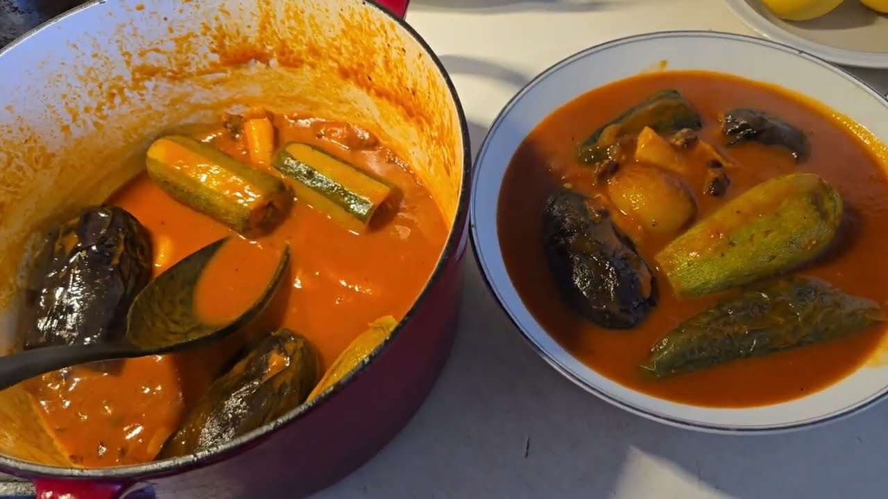 محشي شجر وبيتنجان ولااروع👌العاصفه الثلجيه بعده مستمره واحنه مانكدر نطلع وبس حايرين بالطبخ والنفخ 🤣 