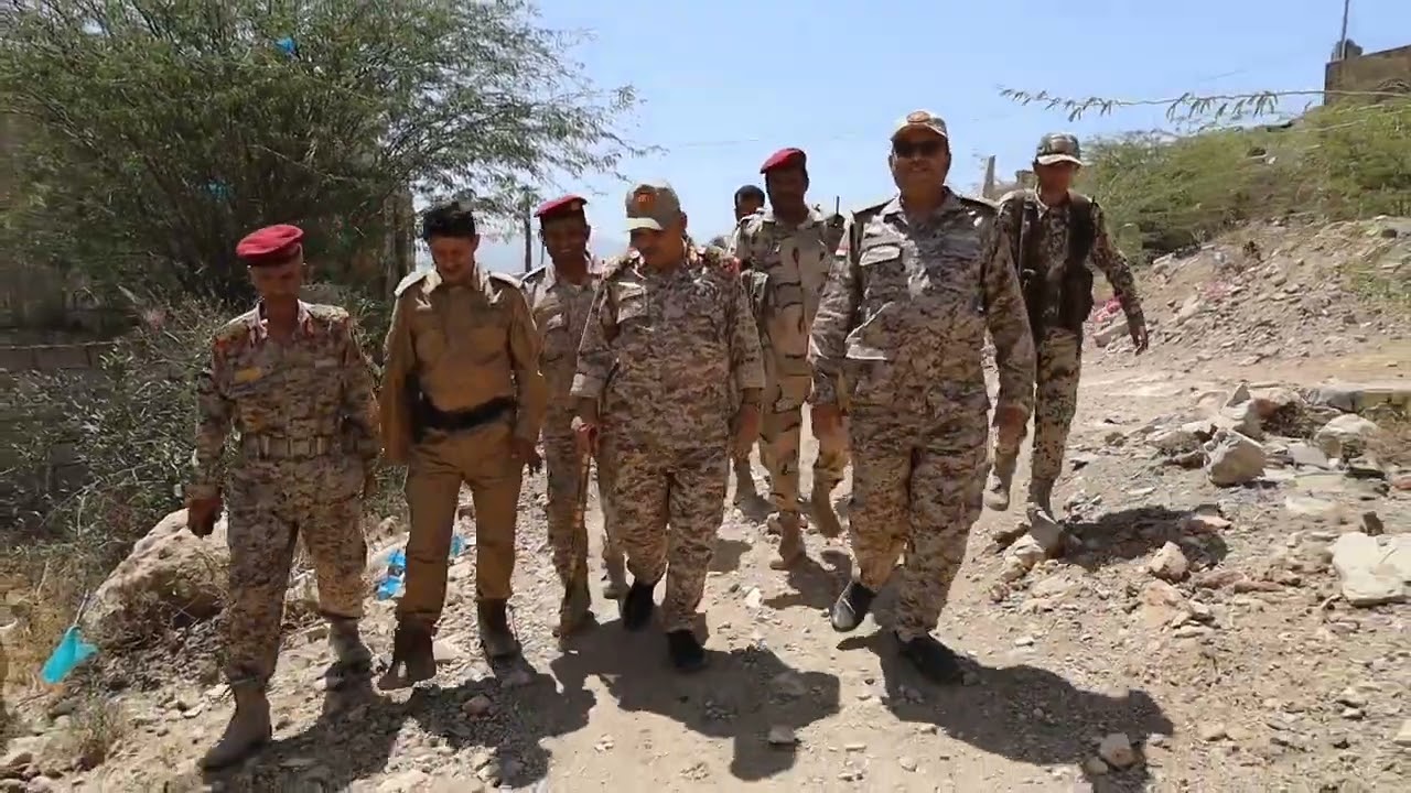 قائد محور تعز يواصل جولته الميدانية الرمضانية لتفقد المقاتلين في محيط مدينة تعز 