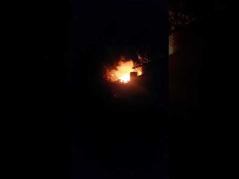 Fuego destruye taller de ebanistería en Santiago.