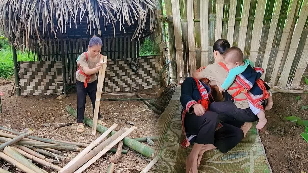 Hard Life of a Single Mother | Deaf-Mute Grandma Builds a Bamboo House, Makes Doors & a Bed.