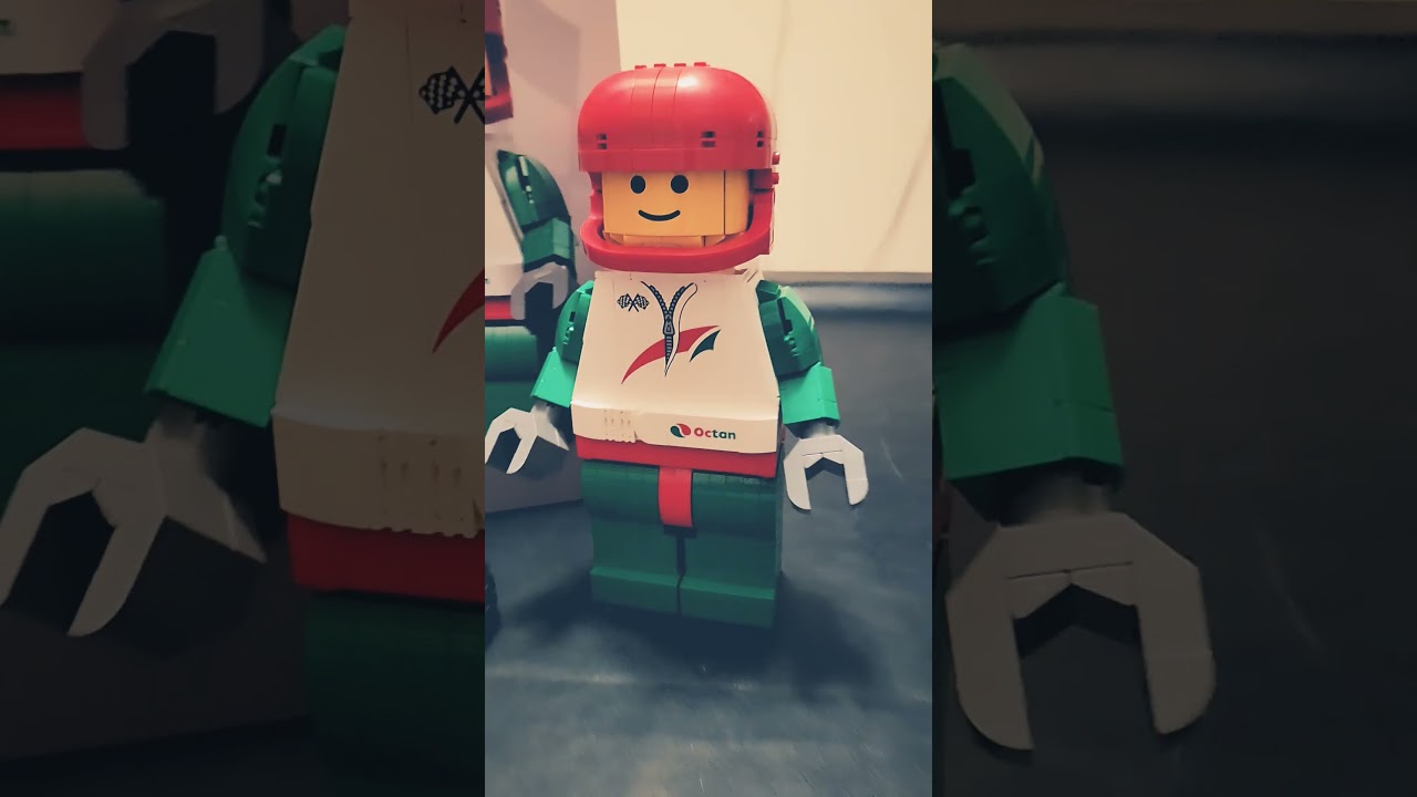 Lego 40819 up-scaled racing minifigure 