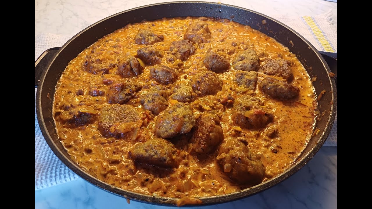 Lihapullat jauhelihakastikeessa ja spagethi