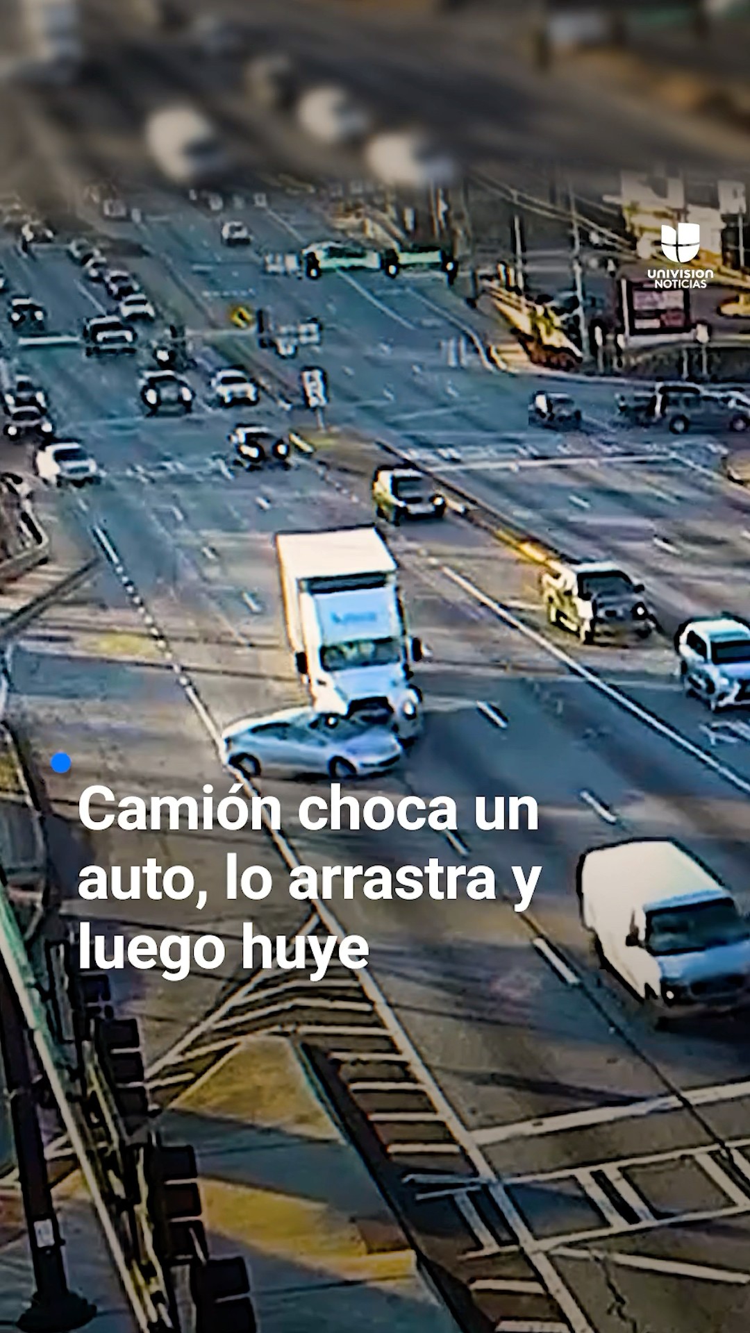 Camión choca contra un auto, lo arrastra y luego huye