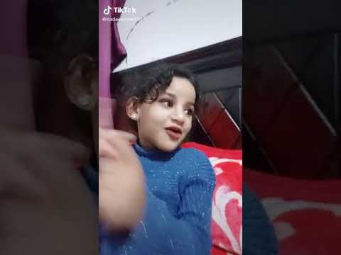 بنت بترقص علي اغنيه انت عيل هلهوله