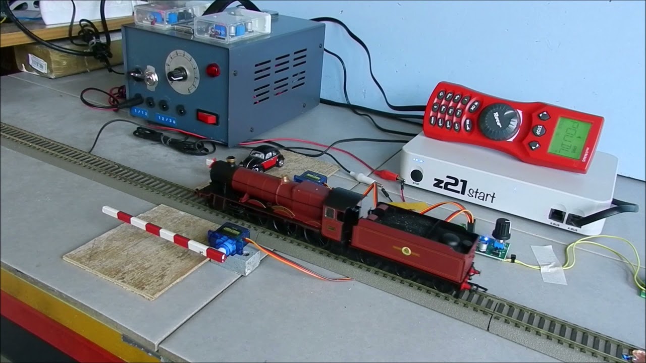 Test d'un passage à niveau automatique HO avec servomoteurs.