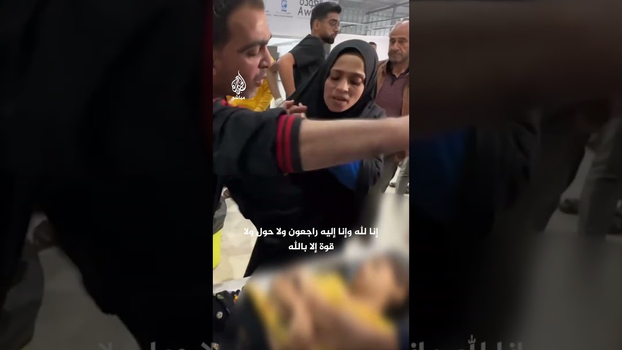 والدان يودعان طفلتهما التي استـشـ.ـهدت في قـصـ.ـف الاحتـلال خيام النازحين بمخيم البريج وسط قطاع غزة