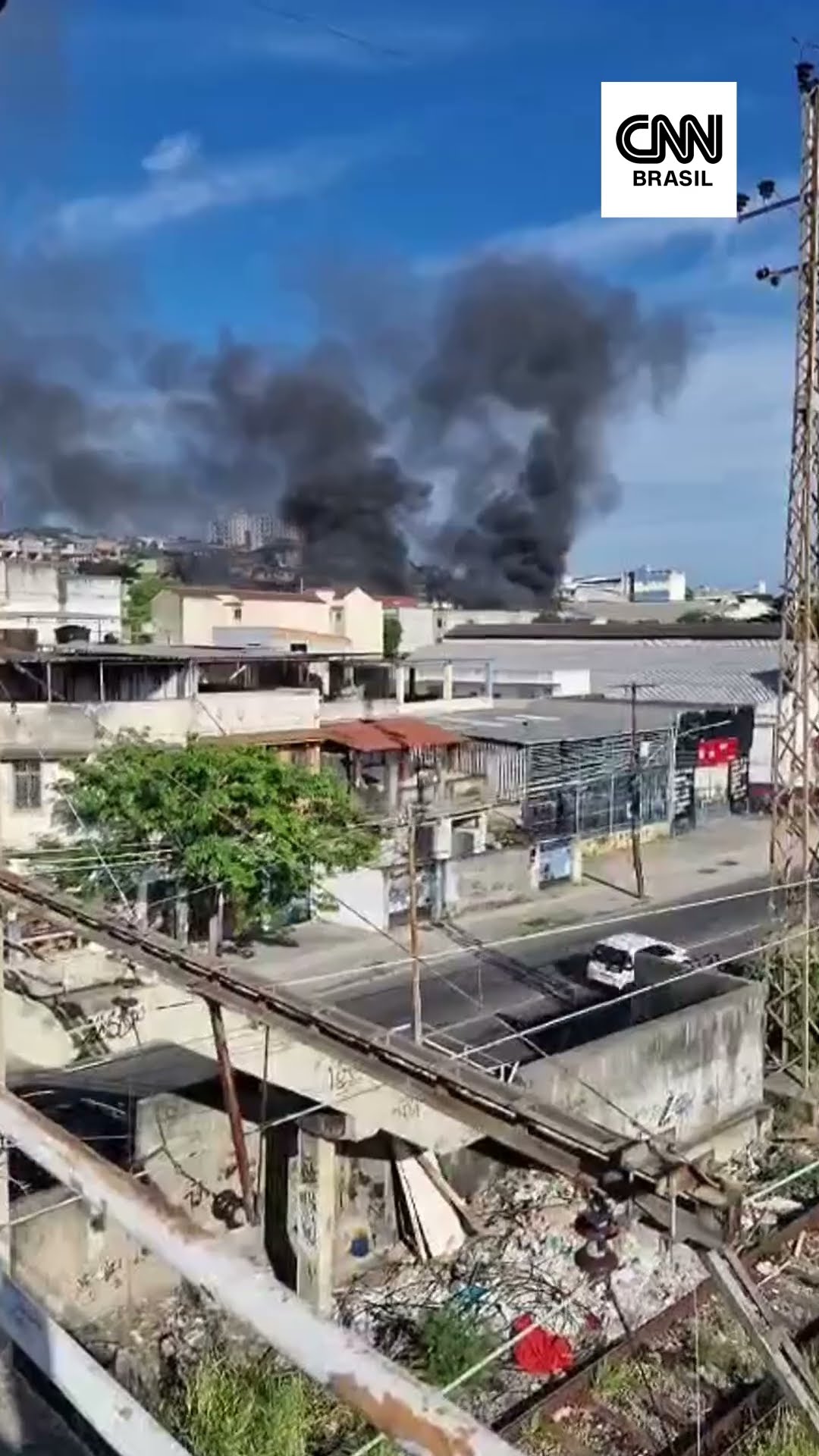 Incêndio atinge fábrica no Rio de Janeiro #Shorts