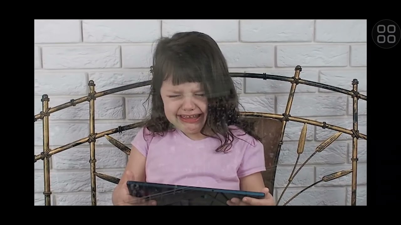 Pacgod mad a disstrak on losr lace box