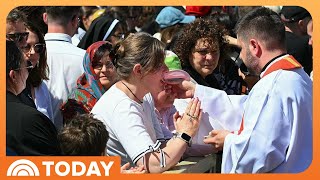 Holy Communion distributed to crowds at Pope Francis' funeral