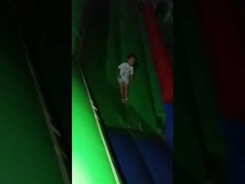 Девочка сразу умерла упав в батут'батут'' там горячий воздух! 😢😢😢😢😢😢