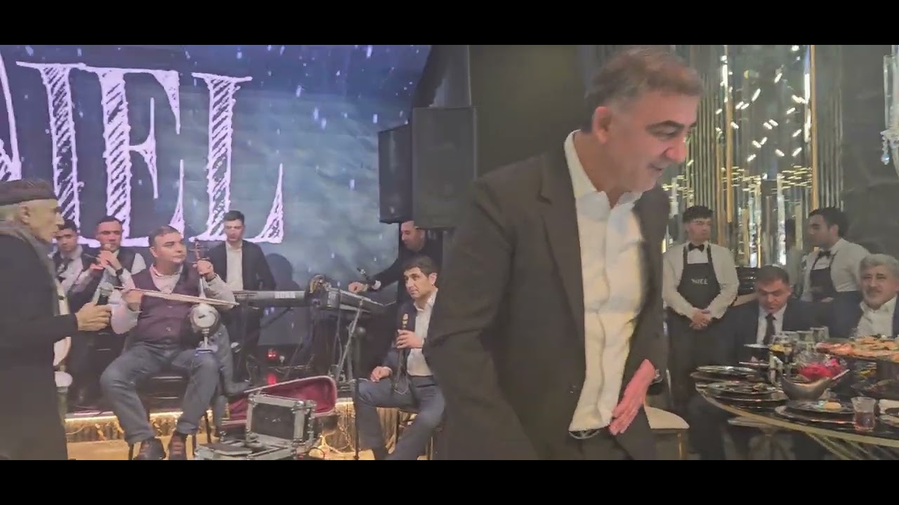 Alim Qasimov nəvəsinin  toyunda