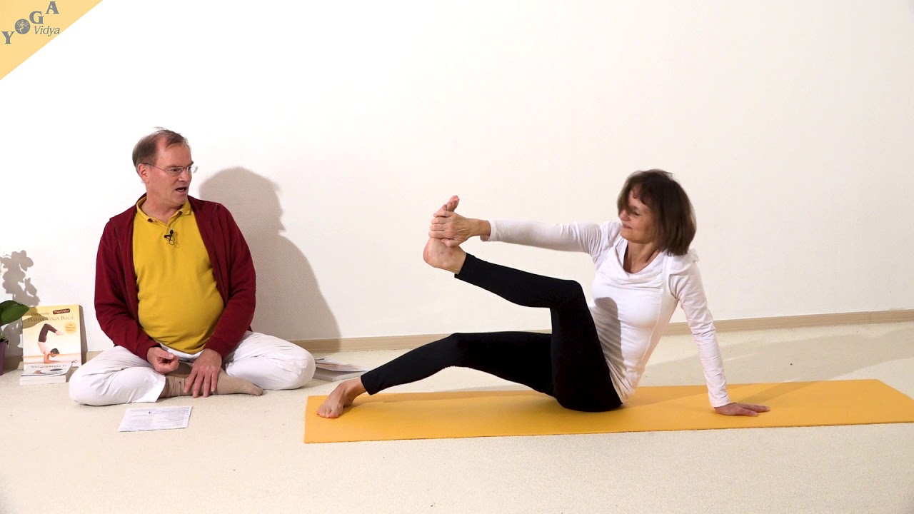 Diagonale schiefe Ebene mit Hand am Fuß - Yoga Asana Lexikon - YouTube