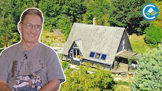 Il a construit sa maison en A, un parquet en BAMBOU 🎋, tuiles en BOIS, une CAVE et un GRENIER 🏡