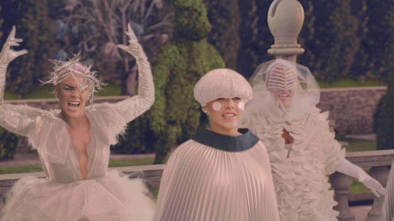 P!nk - "Just Like Fire" (Från filmen Alice i Spegellandet)