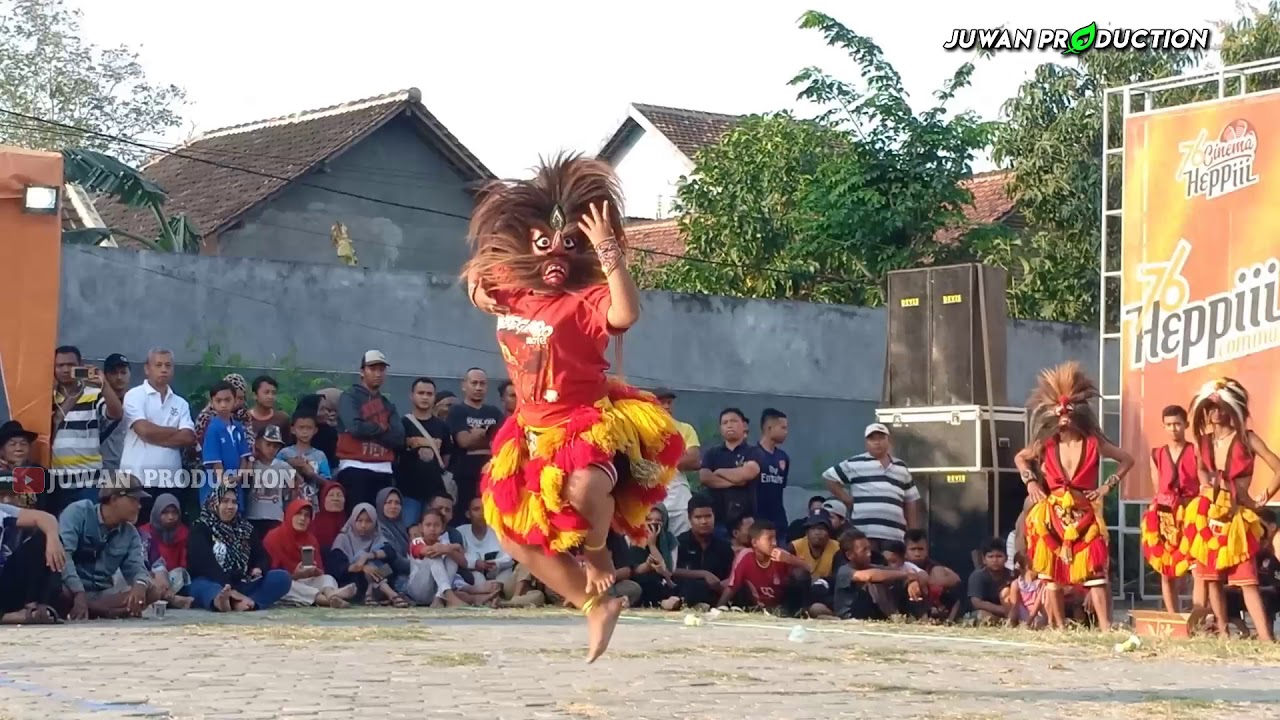 Awalnya tidak Percaya.. Kedatangan Ganongan cewek ini beratraksi Salto Bikin Suasana Heboh..