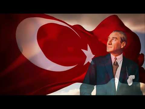 Sessiz Dalgalanan Türk Bayrağı ve Atatürk