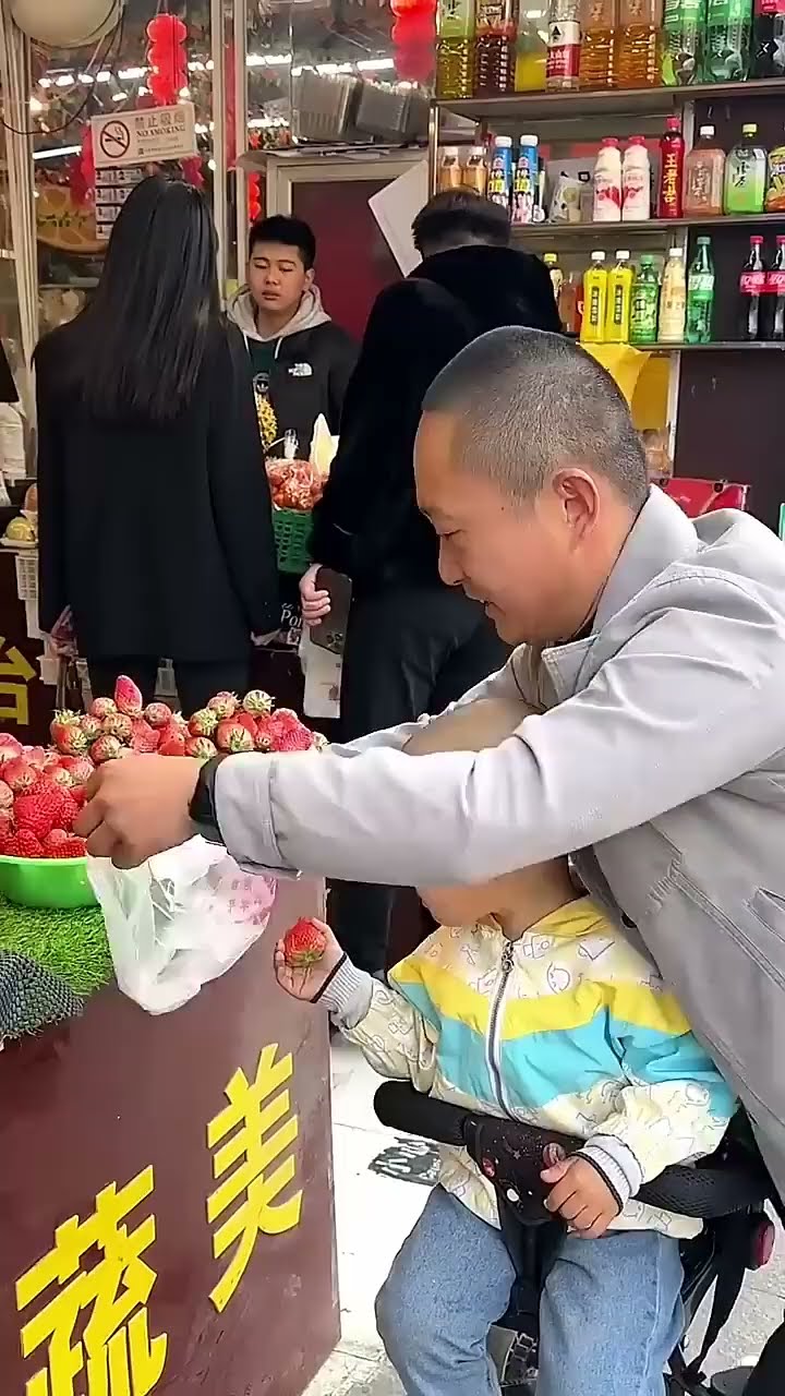 一眼看不到就吃上了，爸爸赶紧给你买 !#呆萌小米宝#萌娃#熊孩子
