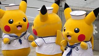 セーラー服のピカチュウ、足にタンバリンをつける Pokémon  Pikachu