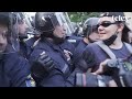 Rohamrendőrök, gumibotok és sokkoló a Fidesz székháznál – Összefoglaló videó