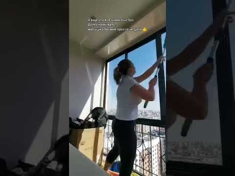 Шваброй легко мыть окна балкона!