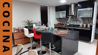 COCINA MODERNA CON ISLA Y PUERTAS EN ALTO BRILLO