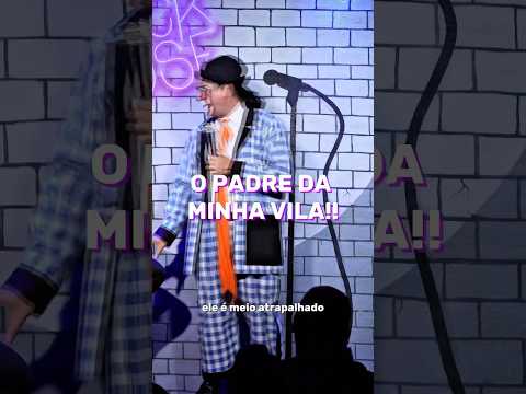 O padre da minha vila é todo atrapalhado 👀😂