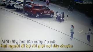Video: Hai tên cướp dùng dao và xịt hơi cay chống trả khi bị người dân vây bắt