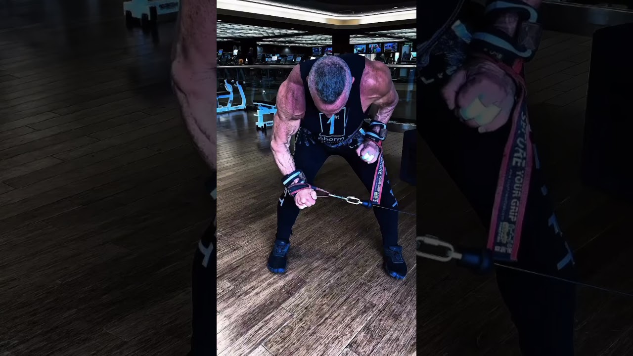 One arm cable rear delts are an amazing way to work the back of the shoulders. #reardelts