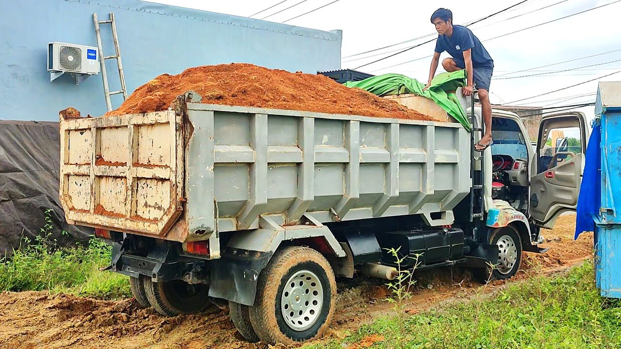 Truk Jomplang. MOBIL TRUK Pengangkut TANAH URUG Bongkar Muatan FULL BAK Menggunung Di LOKASI SEMPIT!