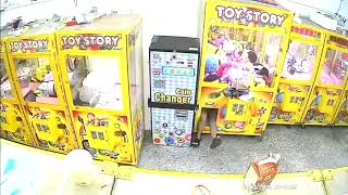Woman Squeezes Into Claw Machine And Nicks Soft Toys screenshot 3